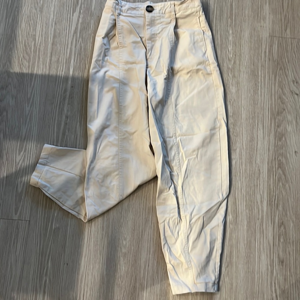White high waisted jeans great for a meeting,night out or business.